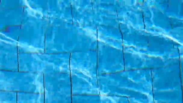 Blendung des Wassers im Pool, Wasserhintergrund und Bewegung — Stockvideo