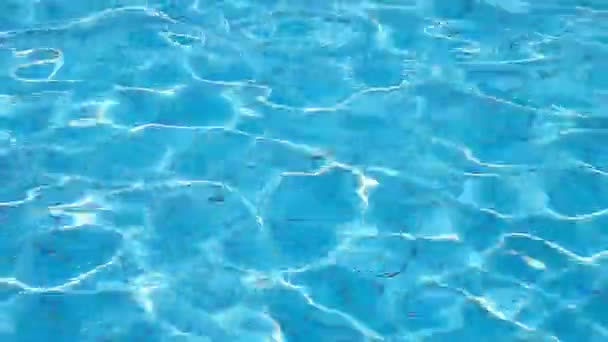 Schittering op het water in het zwembad, de achtergrond van het water en de beweging — Stockvideo