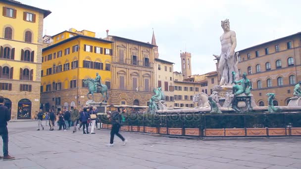 Florenz, Italien - November 2016: Touristen auf dem Platz in der Nähe des Palazzo Vecchio in Florenz, Italien — Stockvideo