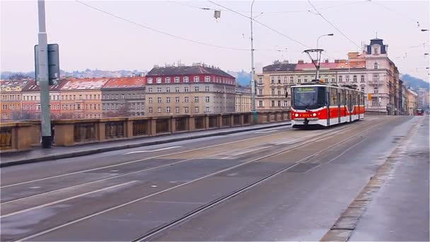 プラハ, チェコ共和国 - チェコ共和国のプラハで橋を渡って 1 月 2016:Tram 数 16 移動します。 — ストック動画