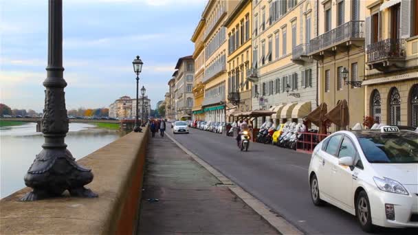 Florence, Italy - October 2016: Tourists stroll along the Arno river embankment in Florence — Stock Video