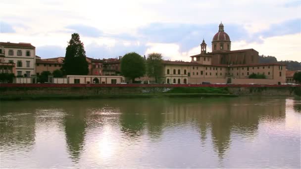 View of the Arno River from the embankment in Florence, in the Ponte Vecchio — Stock Video