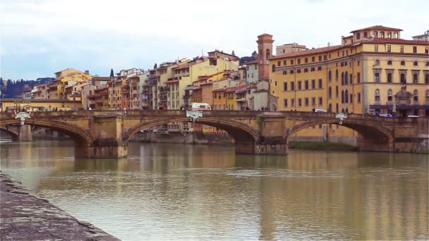 Utsikt över floden Arno från banvallen i Florens, i Ponte Vecchio — Stockvideo