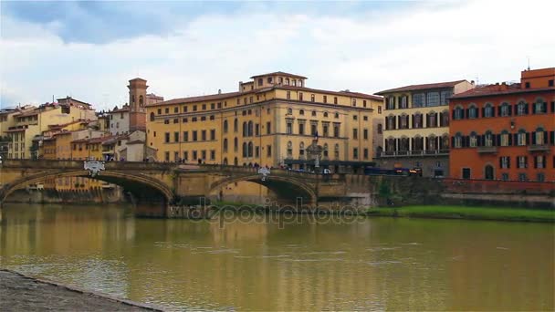 Вид на реку Арно с набережной во Флоренции, в Понте Веккьо — стоковое видео