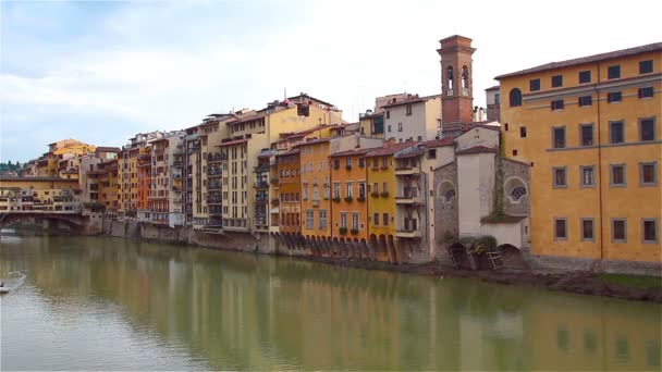 Uitzicht op de rivier Arno van de dijk in Florence, de Ponte Vecchio — Stockvideo