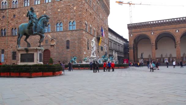 Флоренция, Италия - октябрь 2016: туристы посещают достопримечательности на площади возле дворца Веккьо во Флоренции — стоковое видео