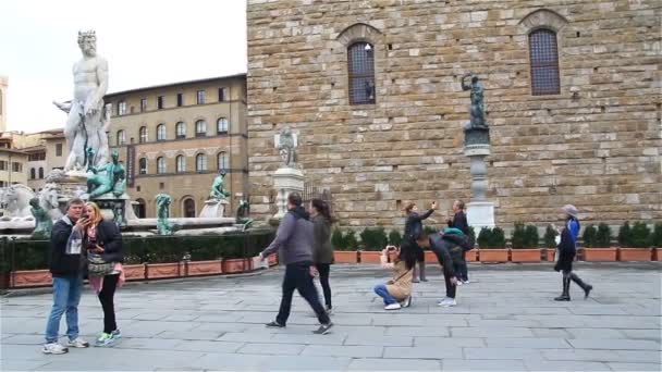 Флоренция, Италия - октябрь 2016: туристы посещают достопримечательности на площади возле дворца Веккьо во Флоренции — стоковое видео