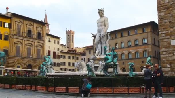 Florence, Italie - Octobre 2016 : touristes visitant les sites touristiques sur la place près du palais Vecchio à Florence — Video