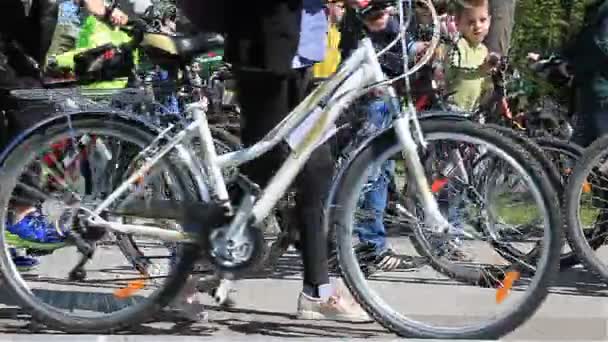 Festival de ciclismo da cidade, moradores urbanos vão a competições com suas bicicletas — Vídeo de Stock