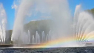 Bir çeşme nehir ve yaz aylarında bir gökkuşağı Minsk 