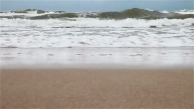 Rüzgarlı bir gün ve bir fırtına denizde. Deniz dalga köpüğü ile 