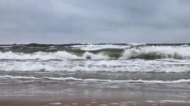 Rüzgarlı bir gün ve bir fırtına denizde. Deniz dalga köpüğü ile 