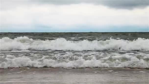 Dia ventoso e uma tempestade no mar. Onda do mar com espuma — Vídeo de Stock