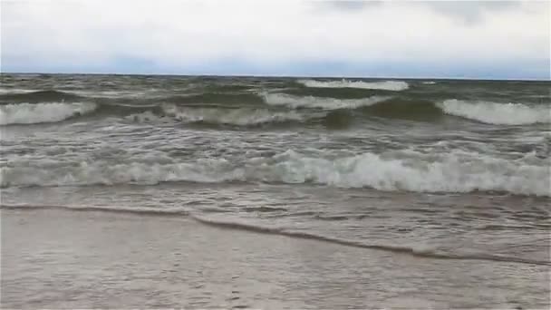 Día ventoso y una tormenta en el mar. Ola de mar con espuma — Vídeo de stock