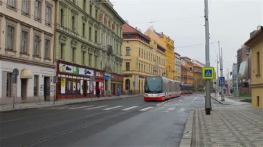 eski sokaklar Prag, Çek Cumhuriyeti için iki tramvaylar geçer 