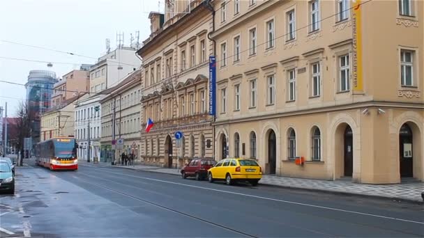 Zwei Straßenbahnen fahren durch alte Straßen in Prag, Tschechische Republik — Stockvideo