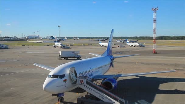 El avión internacional está siendo preparado para la salida en el aeropuerto — Vídeos de Stock