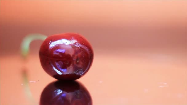 Fresh cherry berries, rotate on a mirror stand — Stock Video