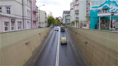 Budapeşte, Macaristan - Temmuz 2017: Cityscape. Araba şehir tünele girin, yukarıdan görüntülemek 