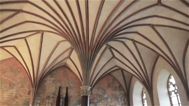 Malbork, Polen - mei 2017: Gotische licht plafond in het kasteel Malbork in Polen — Stockvideo