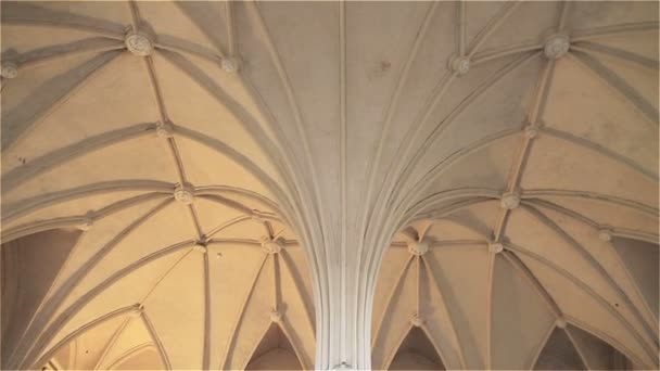 Malbork, Polônia - maio de 2017: teto gótico leve no castelo Malbork, na Polônia — Vídeo de Stock