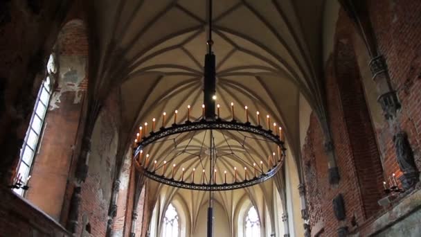 Malbork, Polen - mei 2017: Gotische licht plafond in het kasteel Malbork in Polen — Stockvideo