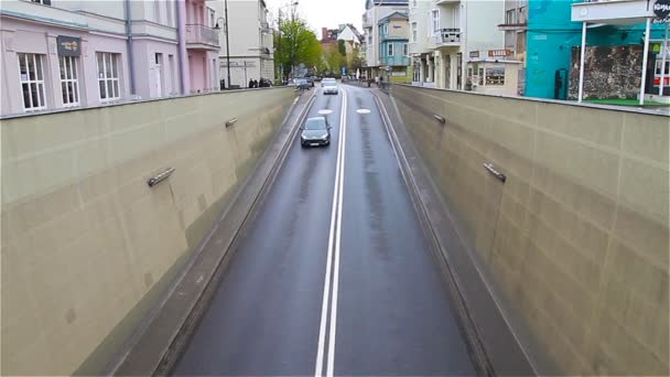 Budapest, Hongrie - Juillet 2017 : Paysage urbain. Voitures entrent dans le tunnel de la ville, vue d'en haut — Video