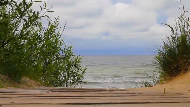 Bellissimo paesaggio con vista sul mare. Molo di legno in riva al mare — Video Stock