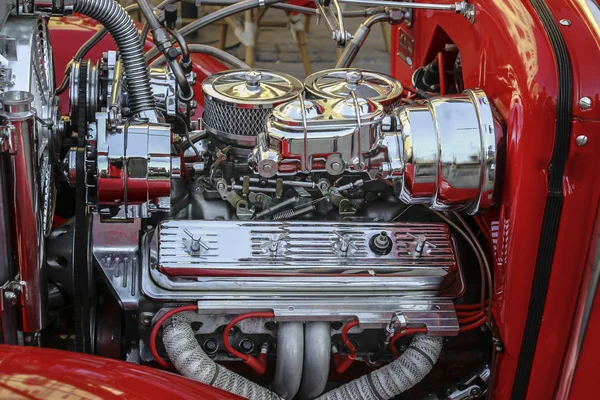 Krom kaplama retro araba motoru yakın çekim