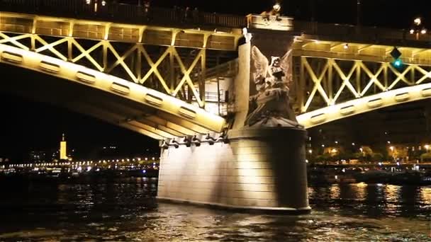 Budapest, Hungría - Julio 2017: Paisaje nocturno desde el terraplén del Danubio en Budapest, Hungría — Vídeos de Stock