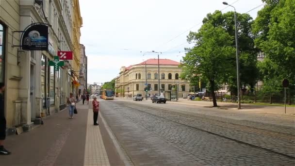 Riga, Latvia - Juni 2017: Trem kota Simatik dengan iklan di jalan kota Eropa — Stok Video