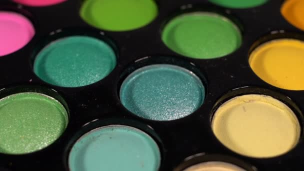 Multicolored bright shiny eye shadow. The pallet rotates. — Stock Video