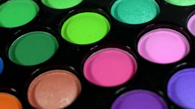 Çok renkli parlak göz farı. Palet dönüyor..
