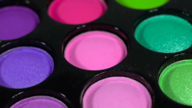 Çok renkli parlak göz farı. Palet dönüyor..
