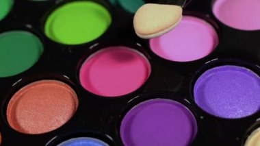Çok renkli parlak göz farı. Palet dönüyor..