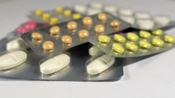 Un conjunto de varios comprimidos y cápsulas en blísters — Vídeos de Stock