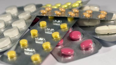 Kabarcıklardaki çeşitli tabletler ve kapsüller