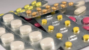 Kabarcıklardaki çeşitli tabletler ve kapsüller