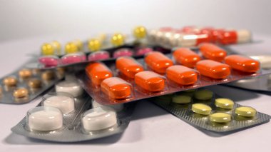 Kabarcıklardaki çeşitli tabletler ve kapsüller