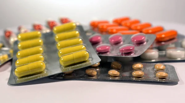 Ein Satz verschiedener Tabletten und Kapseln in Blasen — Stockfoto