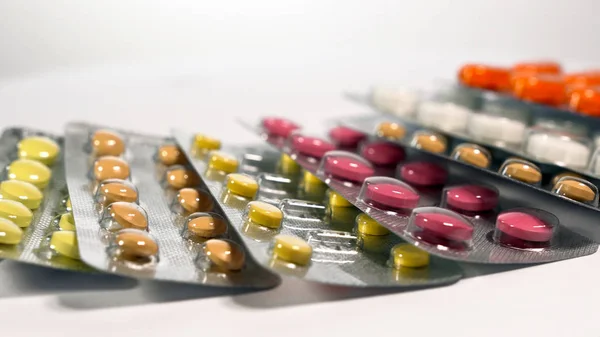 Ein Satz verschiedener Tabletten und Kapseln in Blasen — Stockfoto