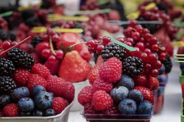 Olgun meyveleri tatlı kısmını: ahududu, çilek, yaban mersini