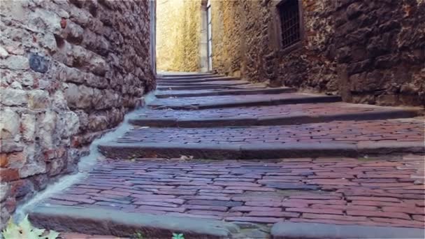 Calle estrecha con muros de piedra y escalones en una ciudad antigua — Vídeo de stock