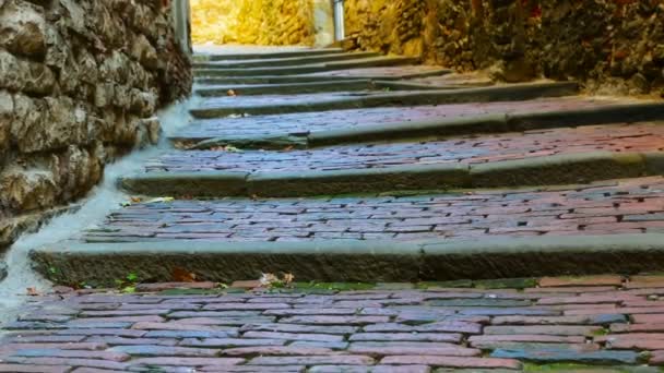 Calle estrecha con muros de piedra y escalones en una ciudad antigua — Vídeo de stock