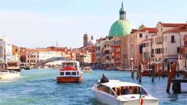 Venice, İtalya - Eylül 2017: Deniz araçları, vapartretto ve gandols Venedik'te büyük kanal boyunca yelken