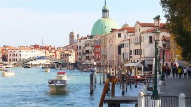 Venice, İtalya - Eylül 2017: Deniz araçları, vapartretto ve gandols Venedik'te büyük kanal boyunca yelken