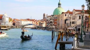 Venice, İtalya - Eylül 2017: Deniz araçları, vapartretto ve gandols Venedik'te büyük kanal boyunca yelken