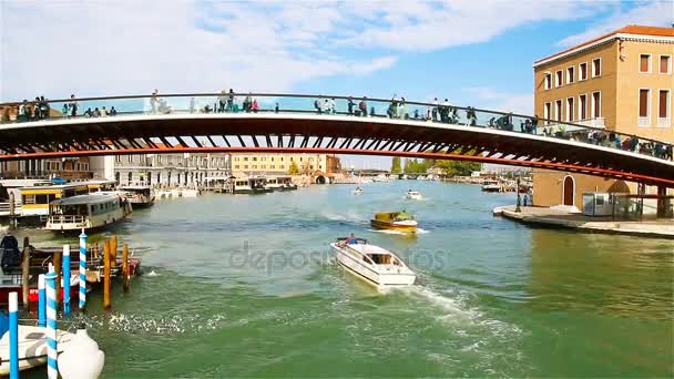 Venice, Italy - September 2017: People walk along the pedestrian bridge across the Gran Canal in Venice Italy — Stock Video