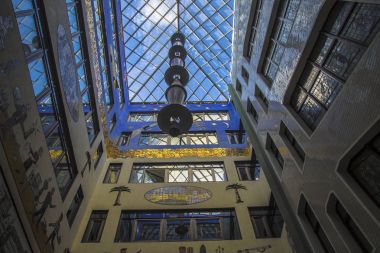 Şehir geometri, gökyüzüne avludan içinden bir görünüm. Bir tuğla ev, gökyüzünün kare dört kapanış duvar. Modern ve soyut mimari