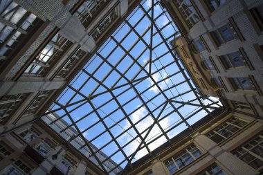 Şehir geometri, gökyüzüne avludan içinden bir görünüm. Bir tuğla ev, gökyüzünün kare dört kapanış duvar. Modern ve soyut mimari.